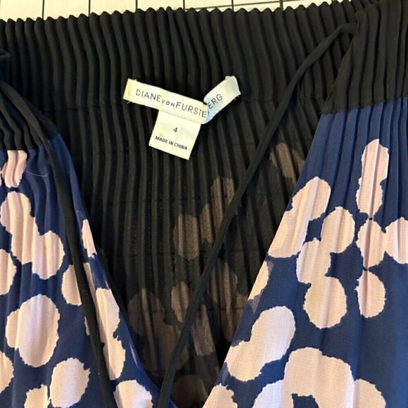 Diane Von Furstenberg DVF Mikino Pleated Neckline Smock Waist Dress - size 4 - Picture 6 of 15